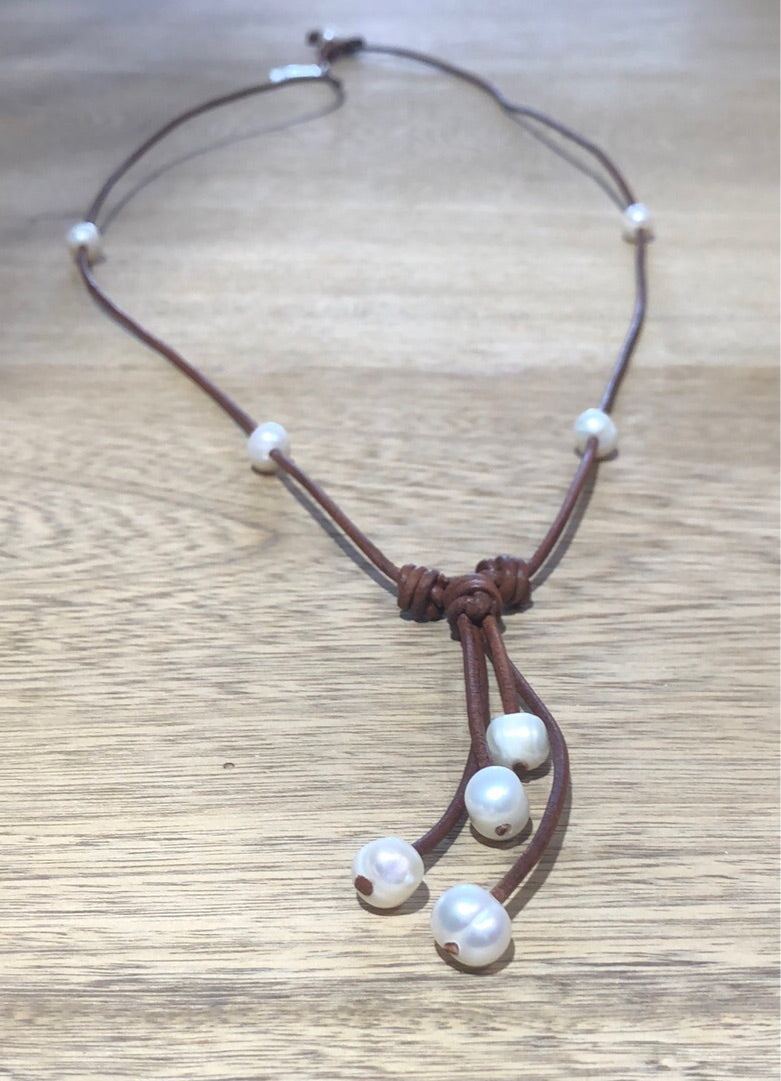 13721 Collar con Perlas, piel café y Mota de Perlas