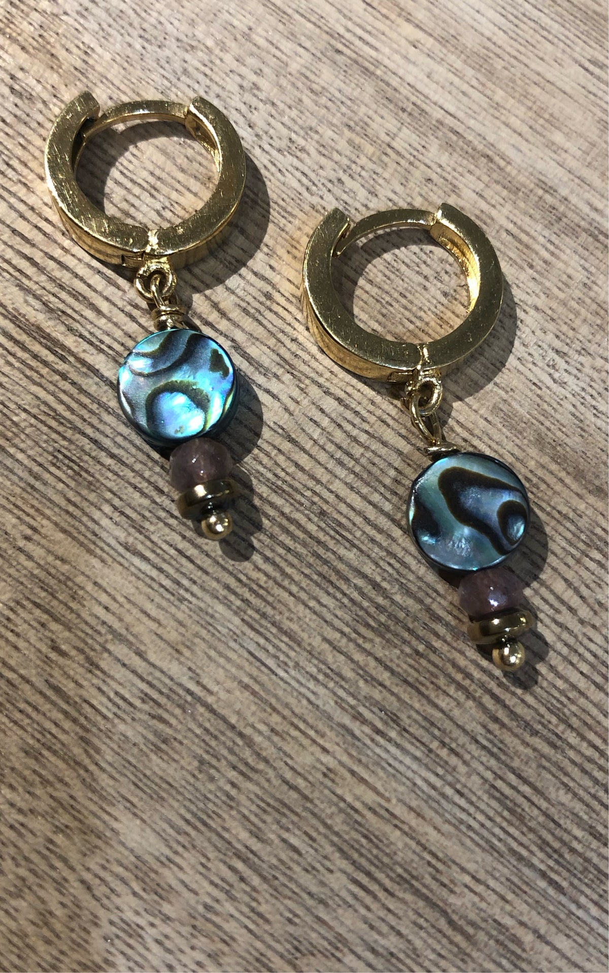 AHMP-1* Aretes Arracadas Huggies con Madre Perla