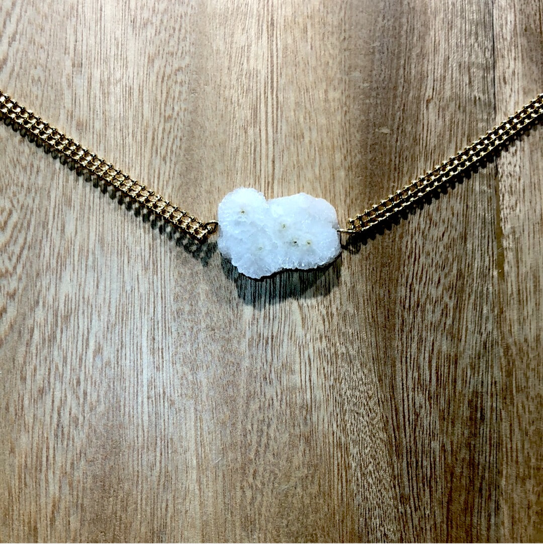 CHMP-44* Collar con Cadena Gruesa y Cuarzo Blanco
