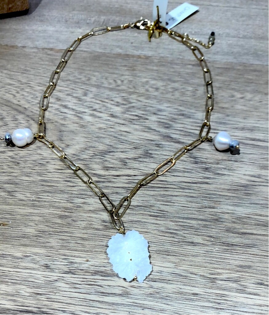 CHMP-45 Collar con Cadena gruesa, Cuarzo y dos Perlas