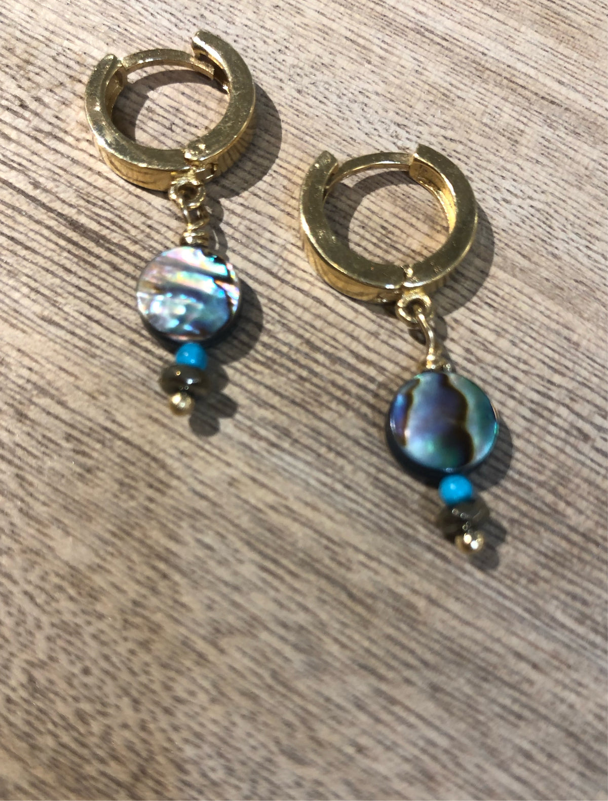 AHMP-1* Aretes Arracadas Huggies con Madre Perla
