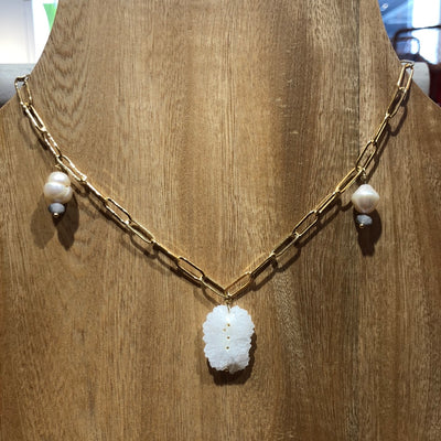 CHMP-45 Collar con Cadena gruesa, Cuarzo y dos Perlas